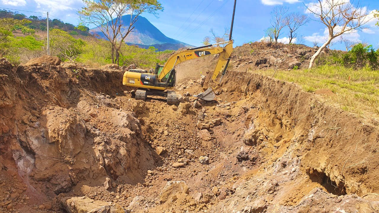 obras-publicas-construye-nuevo-camino-entre-el-salvador-y-guatemala